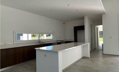 CASA EN COSTA ESMERAL SENDERO IV LOTE 391