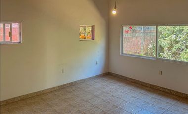 CASA EN RENTA CON JARDIN A 10 MINUTOS DEL CENTRO DE AVANDARO.