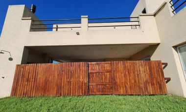 VENTA CON RENTA CASA 5 AMB C/PILETA SAN SEBASTIAN