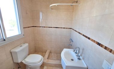 VENTA CON RENTA CASA 5 AMB C/PILETA SAN SEBASTIAN