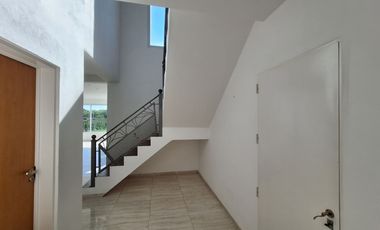 VENTA CON RENTA CASA 5 AMB C/PILETA SAN SEBASTIAN