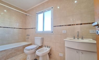 VENTA CON RENTA CASA 5 AMB C/PILETA SAN SEBASTIAN