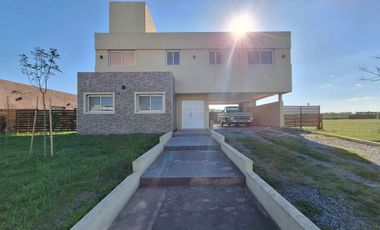 VENTA CON RENTA CASA 5 AMB C/PILETA SAN SEBASTIAN