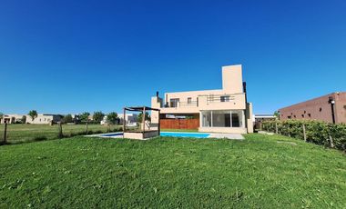 VENTA CON RENTA CASA 5 AMB C/PILETA SAN SEBASTIAN
