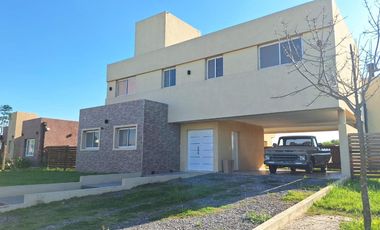 VENTA CON RENTA CASA 5 AMB C/PILETA SAN SEBASTIAN