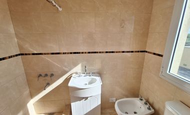 VENTA CON RENTA CASA 5 AMB C/PILETA SAN SEBASTIAN