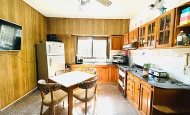 Casa venta Quilmes 4 ambientes parque PERMUTA