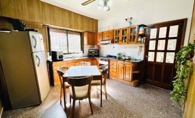 Casa venta Quilmes 4 ambientes parque PERMUTA