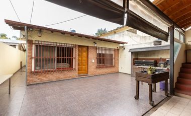 Casa Multifamiliar 3 en 1  cochera patio FINANCIA