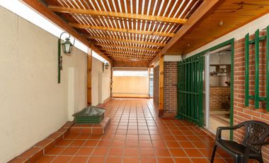 Casa Multifamiliar 3 en 1  cochera patio FINANCIA