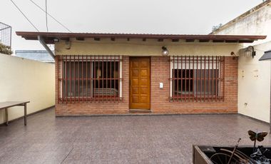 Casa Multifamiliar 3 en 1  cochera patio FINANCIA