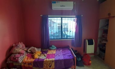 CASA EN VENTA LUIS GUILLON 4 AMBIENTES