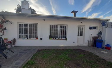 CASA EN VENTA LUIS GUILLON 4 AMBIENTES