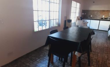 CASA EN VENTA LUIS GUILLON 4 AMBIENTES