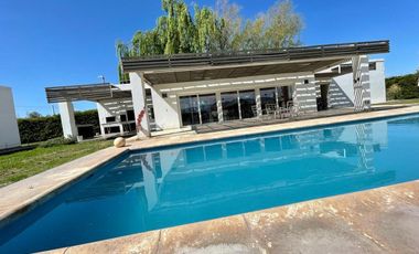 VENTA CASA DE CATEGORIA AMOBLADA EN RIVADAVIA.