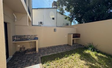 EXCELENTE 2AMB FRENTE COCHERA Y PATIO MERLO CENTRO
