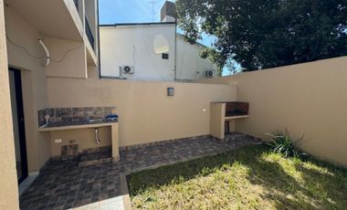 EXCELENTE 2AMB FRENTE COCHERA Y PATIO MERLO CENTRO