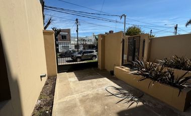 EXCELENTE 2AMB FRENTE COCHERA Y PATIO MERLO CENTRO