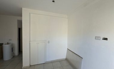 EXCELENTE 2AMB FRENTE COCHERA Y PATIO MERLO CENTRO