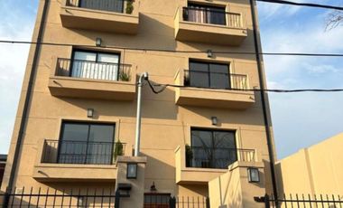 EXCELENTE 2AMB FRENTE COCHERA Y PATIO MERLO CENTRO