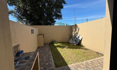 EXCELENTE 2AMB FRENTE COCHERA Y PATIO MERLO CENTRO