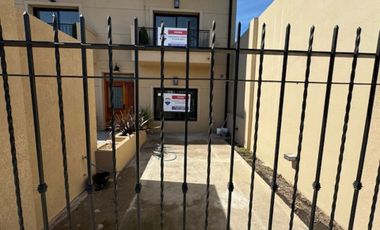 EXCELENTE 2AMB FRENTE COCHERA Y PATIO MERLO CENTRO