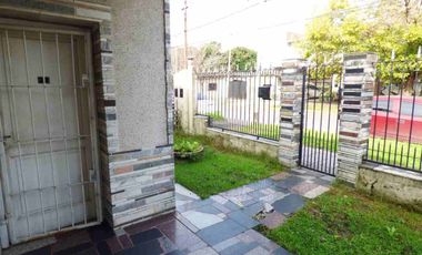 Casa 3 ambientes en venta F.Varela jardín y garage