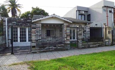 Casa 3 ambientes en venta F.Varela jardín y garage