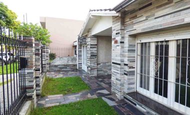 Casa 3 ambientes en venta F.Varela jardín y garage