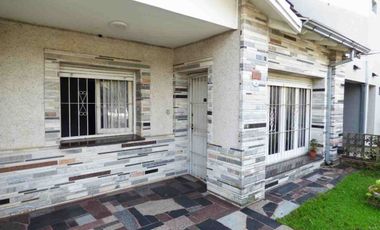 Casa 3 ambientes en venta F.Varela jardín y garage