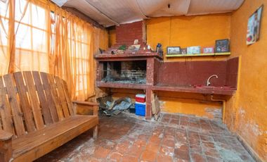 REMAX Vende Casa a Refaccionar en Monte Vera.