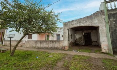 REMAX Vende Casa a Refaccionar en Monte Vera.