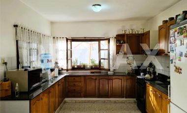 VENTA Casa 4 dorm - B Centro Oeste - Larrea 600