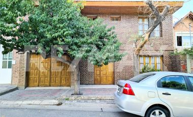 VENTA Casa 4 dorm - B Centro Oeste - Larrea 600
