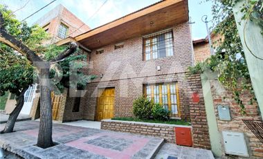 VENTA Casa 4 dorm - B Centro Oeste - Larrea 600