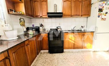 VENTA Casa 4 dorm - B Centro Oeste - Larrea 600