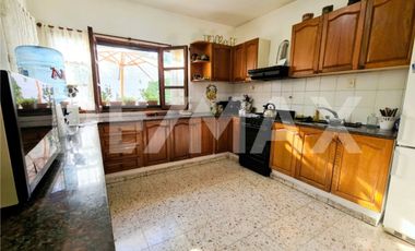 VENTA Casa 4 dorm - B Centro Oeste - Larrea 600