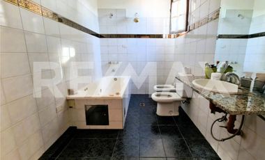 VENTA Casa 4 dorm - B Centro Oeste - Larrea 600
