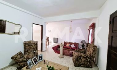 VENTA Casa 4 dorm - B Centro Oeste - Larrea 600