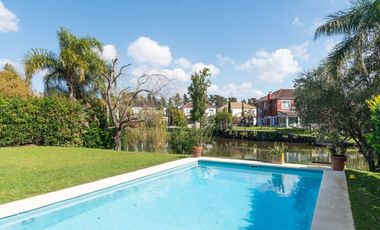 Casa en Barrio Barrancas del Lago, al lago central