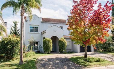 Casa en Barrio Barrancas del Lago, al lago central