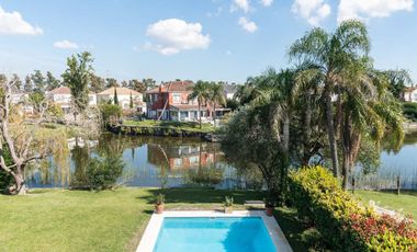 Casa en Barrio Barrancas del Lago, al lago central