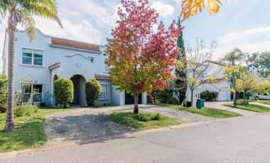 Casa en Barrio Barrancas del Lago, al lago central