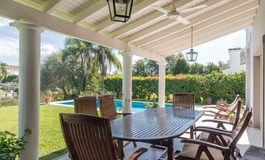 Casa en Barrio Barrancas del Lago, al lago central