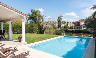 Casa en Barrio Barrancas del Lago, al lago central