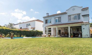 Casa en Barrio Barrancas del Lago, al lago central