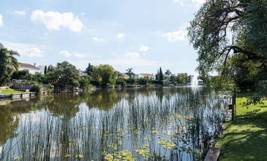 Casa en Barrio Barrancas del Lago, al lago central