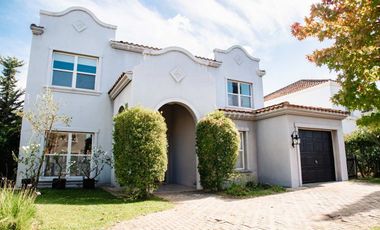 Casa en Barrio Barrancas del Lago, al lago central