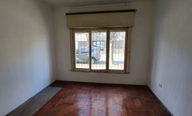 VENTA CASA 3 AMB. BERNAL -PATIO- GARAGE- TERRAZA