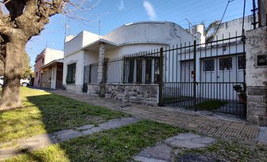 VENTA CASA 3 AMB. BERNAL -PATIO- GARAGE- TERRAZA
